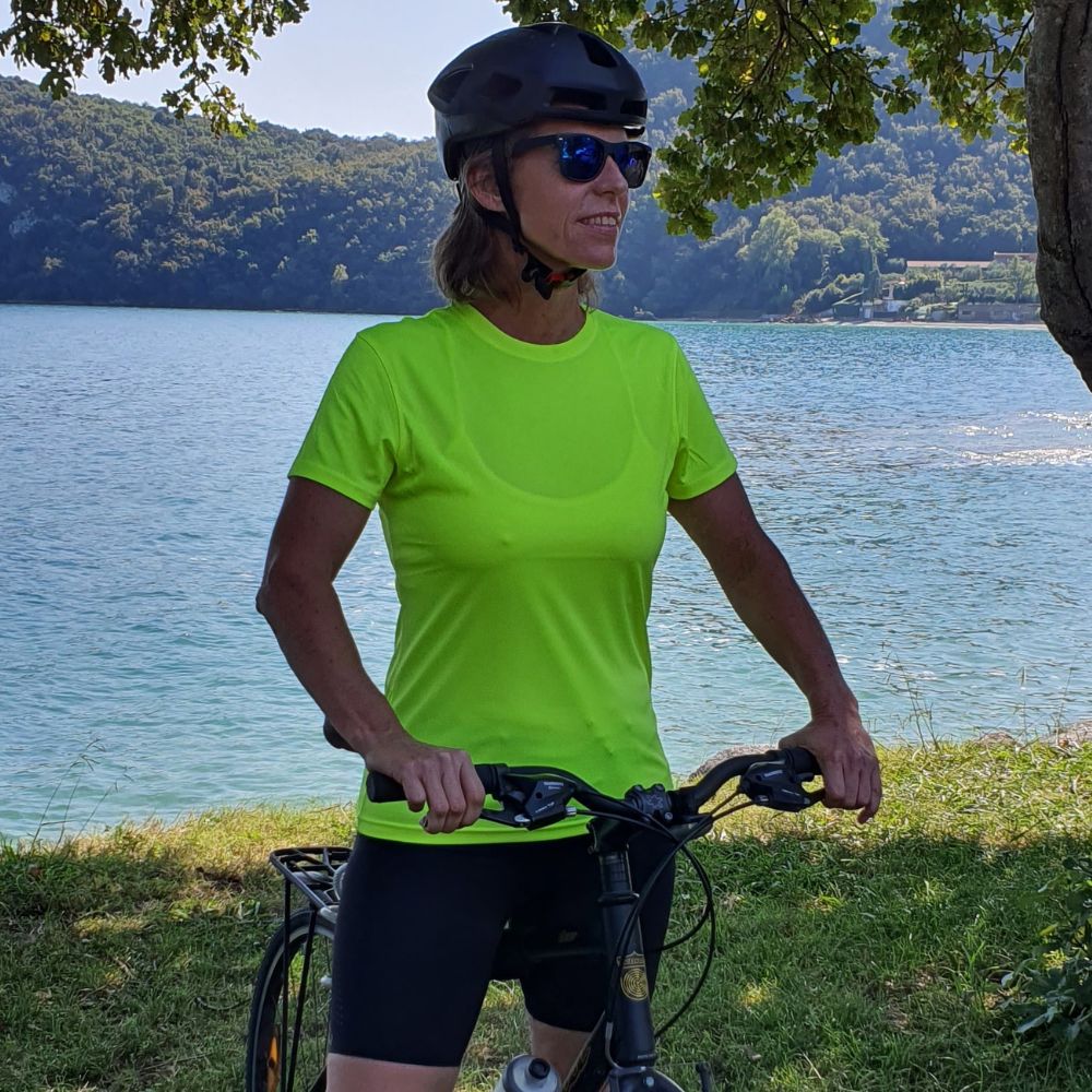 T-shirt technique anti uv jaune haute visibilité mooodmaker.com porté par cycliste