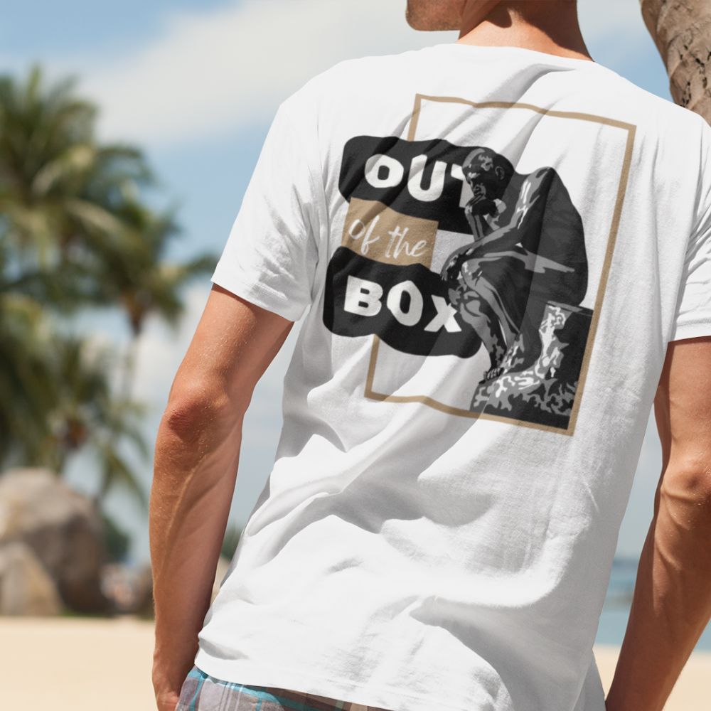 Vue de dos du t-shirt blanc homme bio avec le design du Penseur de Rodin et l'inscription 'Out Of The Box' qui déborde du cadre. Collection PASSIONATE de MoOodMaker.