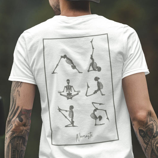 Homme portant T-shirt blanc pour homme avec squelettes drôles en posture de yoga imprimé sur le dos, coton bio vu de dos.