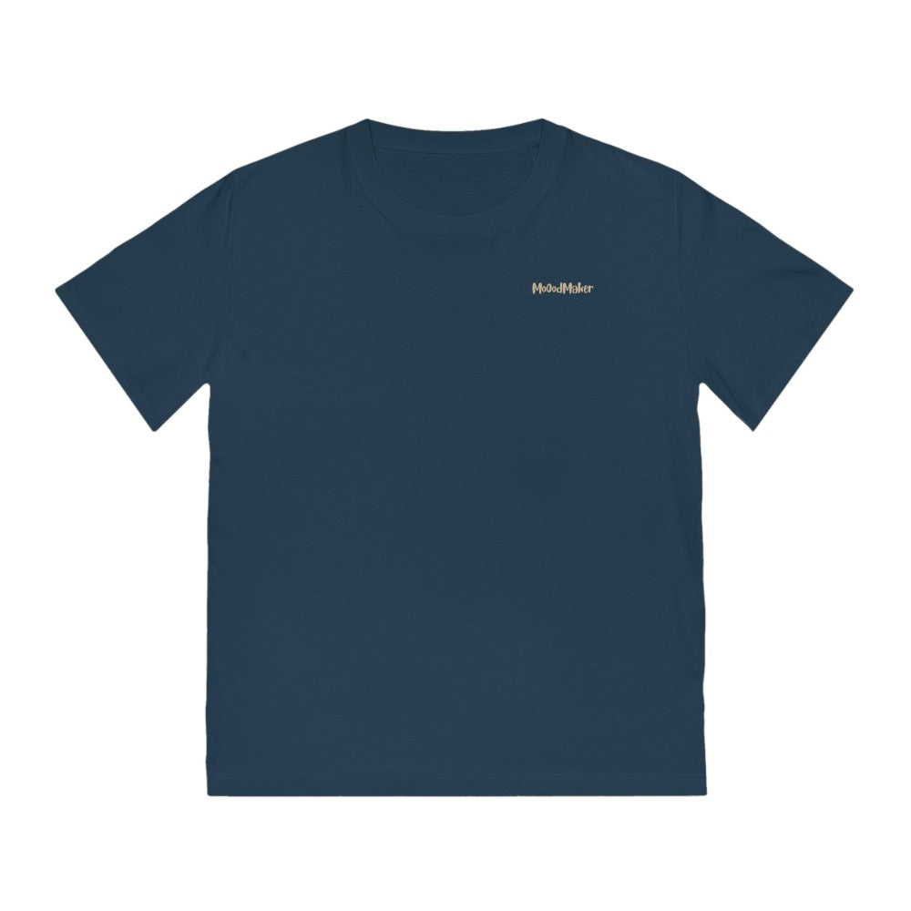 Vue de face du t-shirt Le Bonheur - Un Etat d'Esprit" Bio Homme 09.3. Logo MoOodMaker doré placé au niveau du coeur sur fond navy.