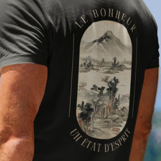 Vue de dos du t-shirt homme bio "Le Bonheur - Un Etat d'Esprit" porté par un model en plein air. De la Collection PASSIONATE. Couleur noir avec une coupe standard unisexe.