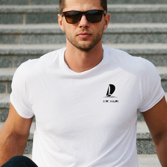 T-shirt bio homme Gone Sailing blanc. Homme portant t-shirt Gone Sailing MoOodMaker vue de face. 