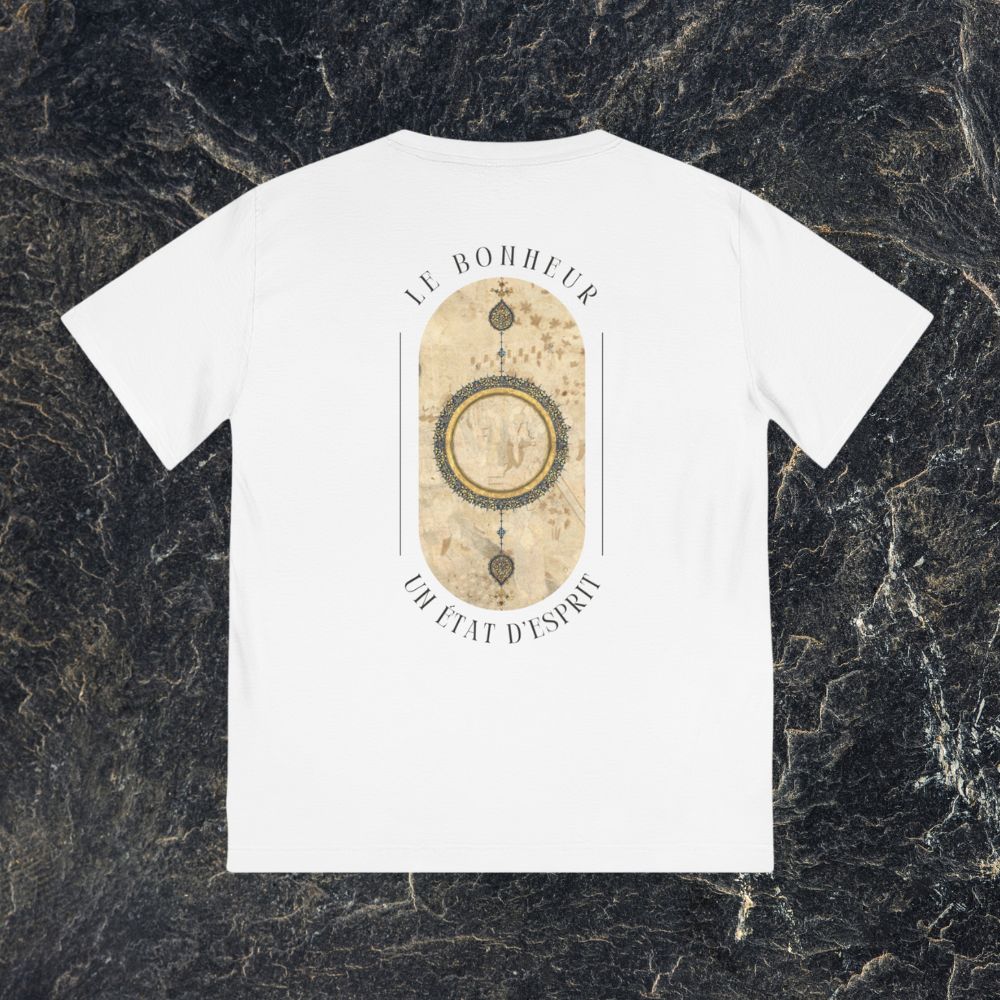 Vue de dos du T-shirt blanc homme en coton bio, design Shamsa du folio Shahnama « Book of Kings » et inscription 'Le Bonheur - Un État d'Esprit', Collection PASSIONATE.